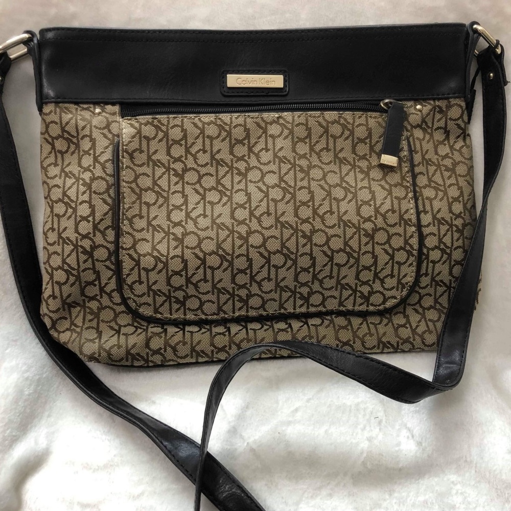 Calvin Klein - Signature crossbody bag